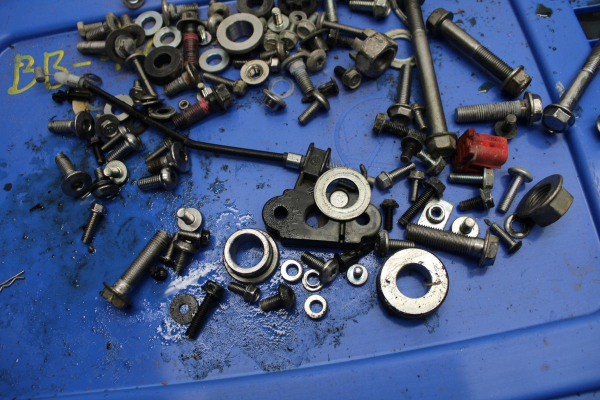 18 KAWASAKI Z 400 LEFTOVER  MOUNTING BOLTS HARDWARE MOTOR SCREWS BB469
