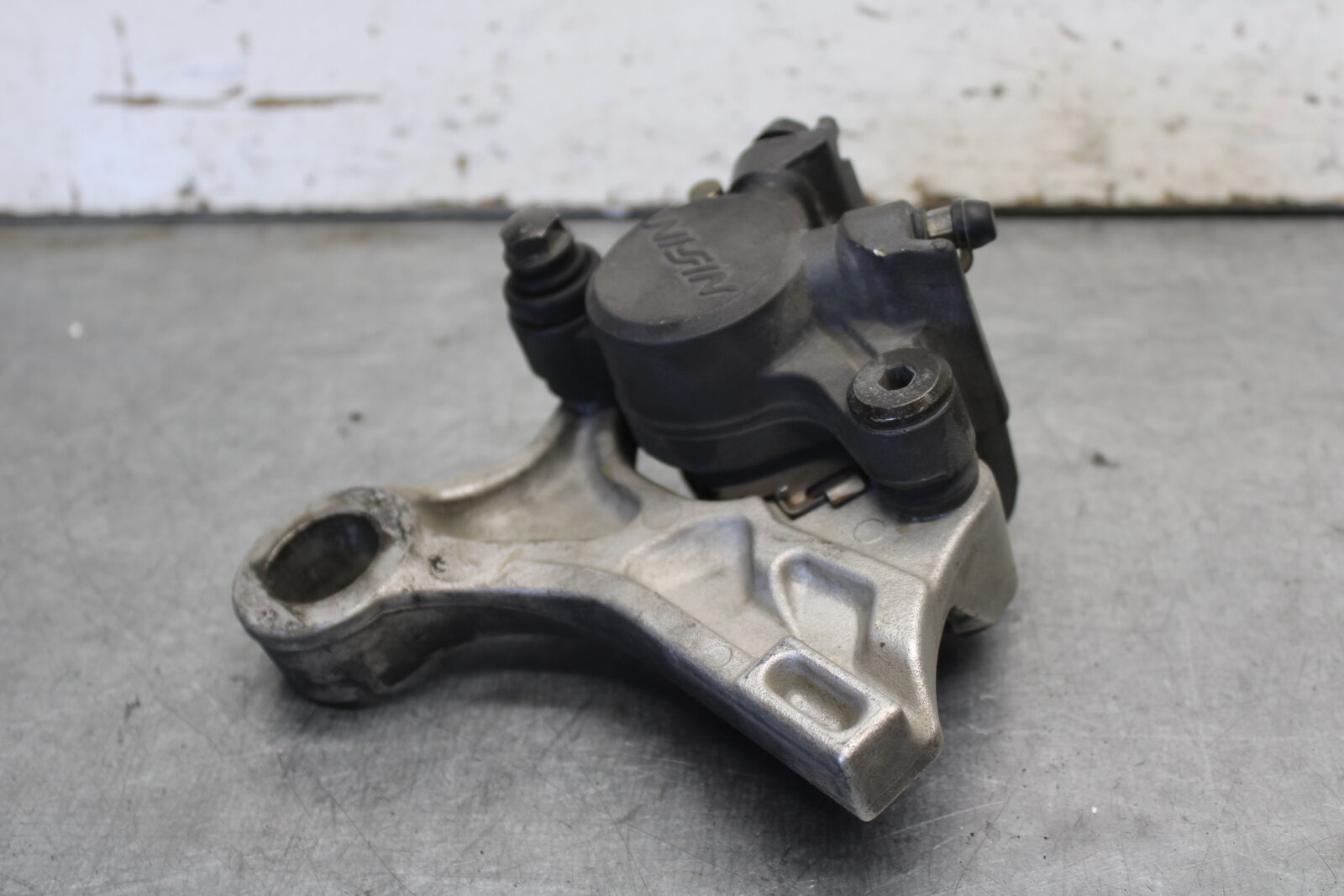 05-06 HONDA CBR600RR REAR BACK BRAKE CALIPER W MOUNT BRACKET  BB689