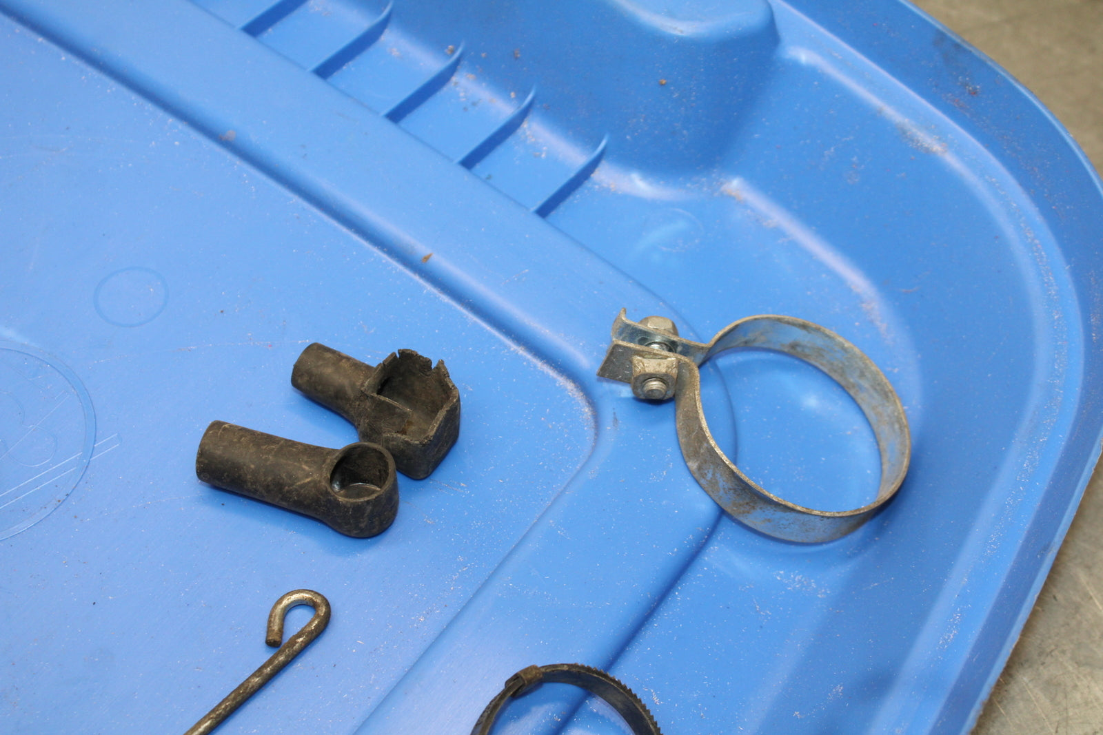 78 SUZUKI GS550E MOUNTING BOLTS HARDWARE MOTOR SCREWS BB133