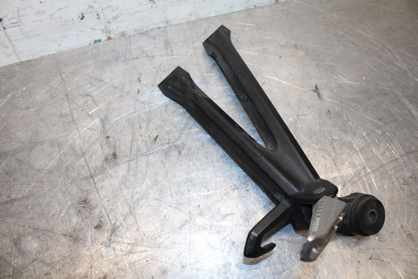 13 SUZUKI GSXR750 RIGHT REAR BACK PASSENGER PEG BB474