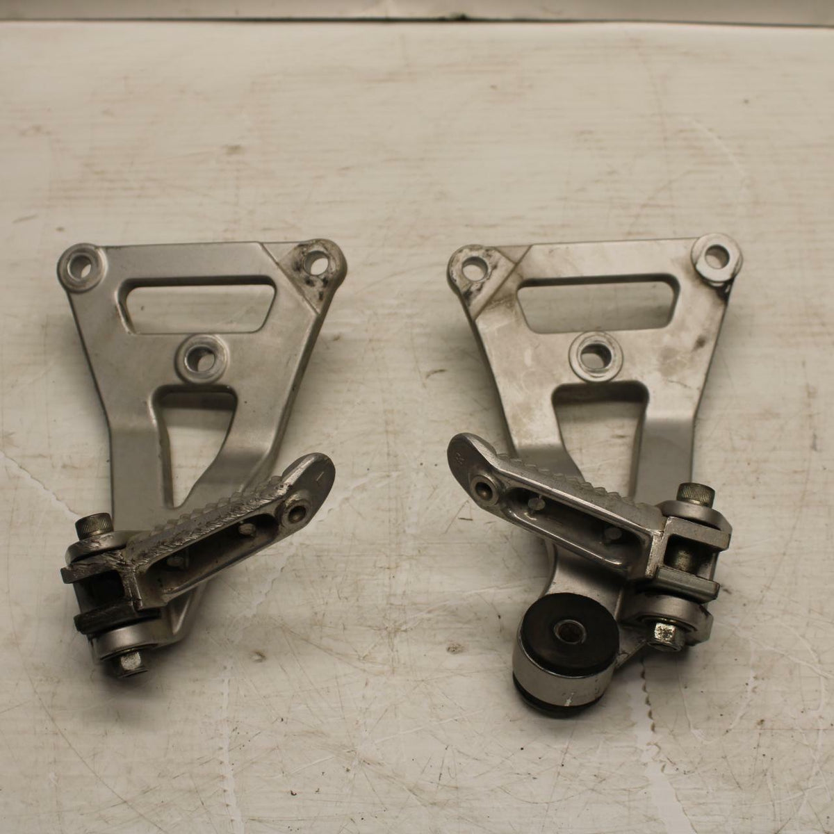 93-96 SUZUKI GSXR750W REAR BACK PASSENGER PEG SET PAIR BB266