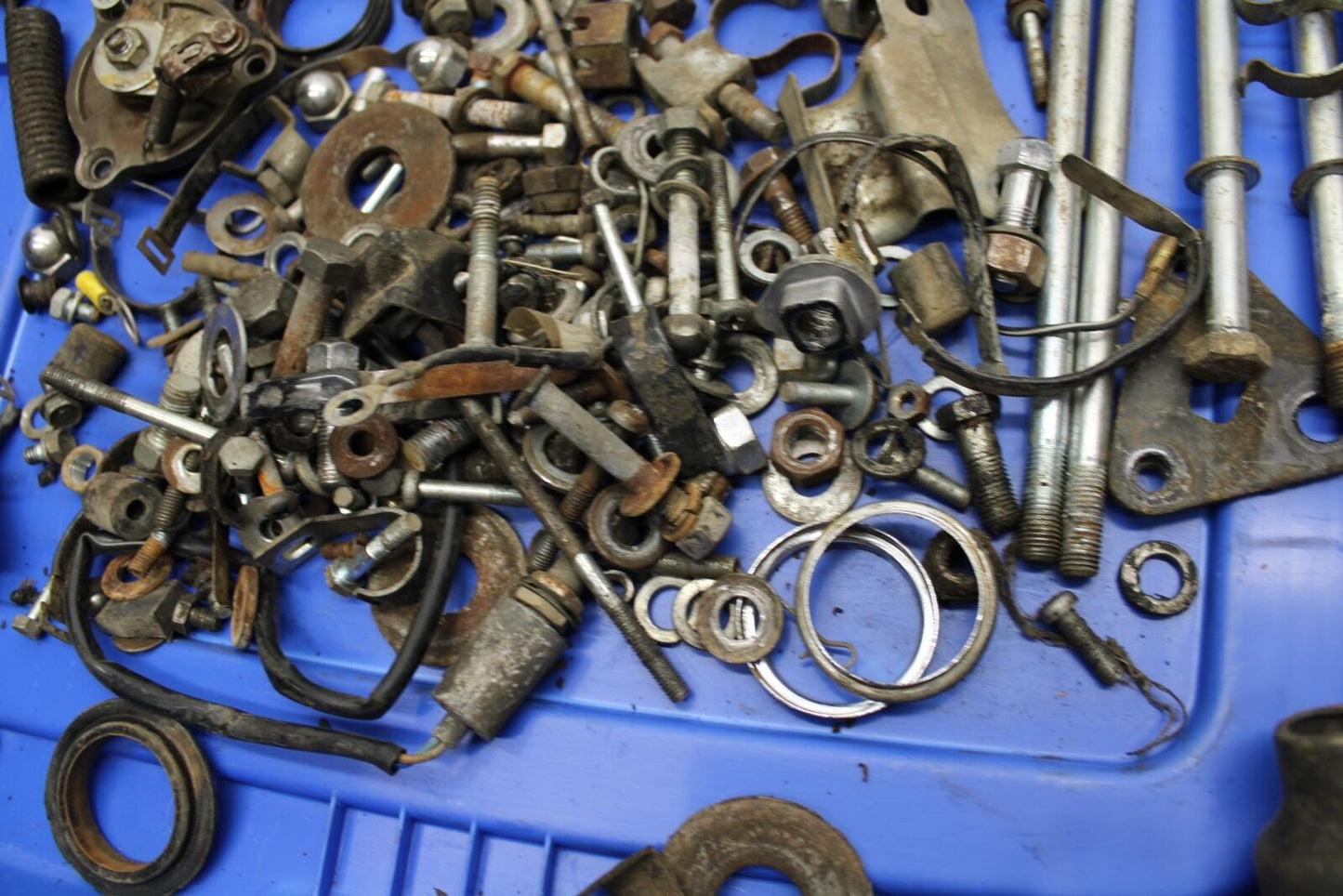 75 SUZUKI GT 550 LEFTOVER MOUNTING BOLTS HARDWARE MOTOR SCREWS BB72