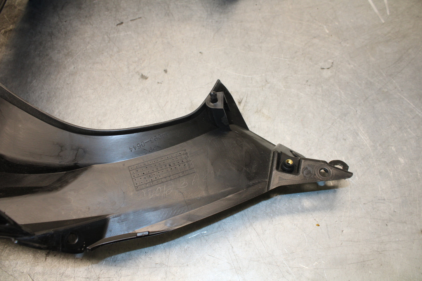 18-23 KAWASAKI NINJA 400 FRONT CENTER COWL FAIRING BB660