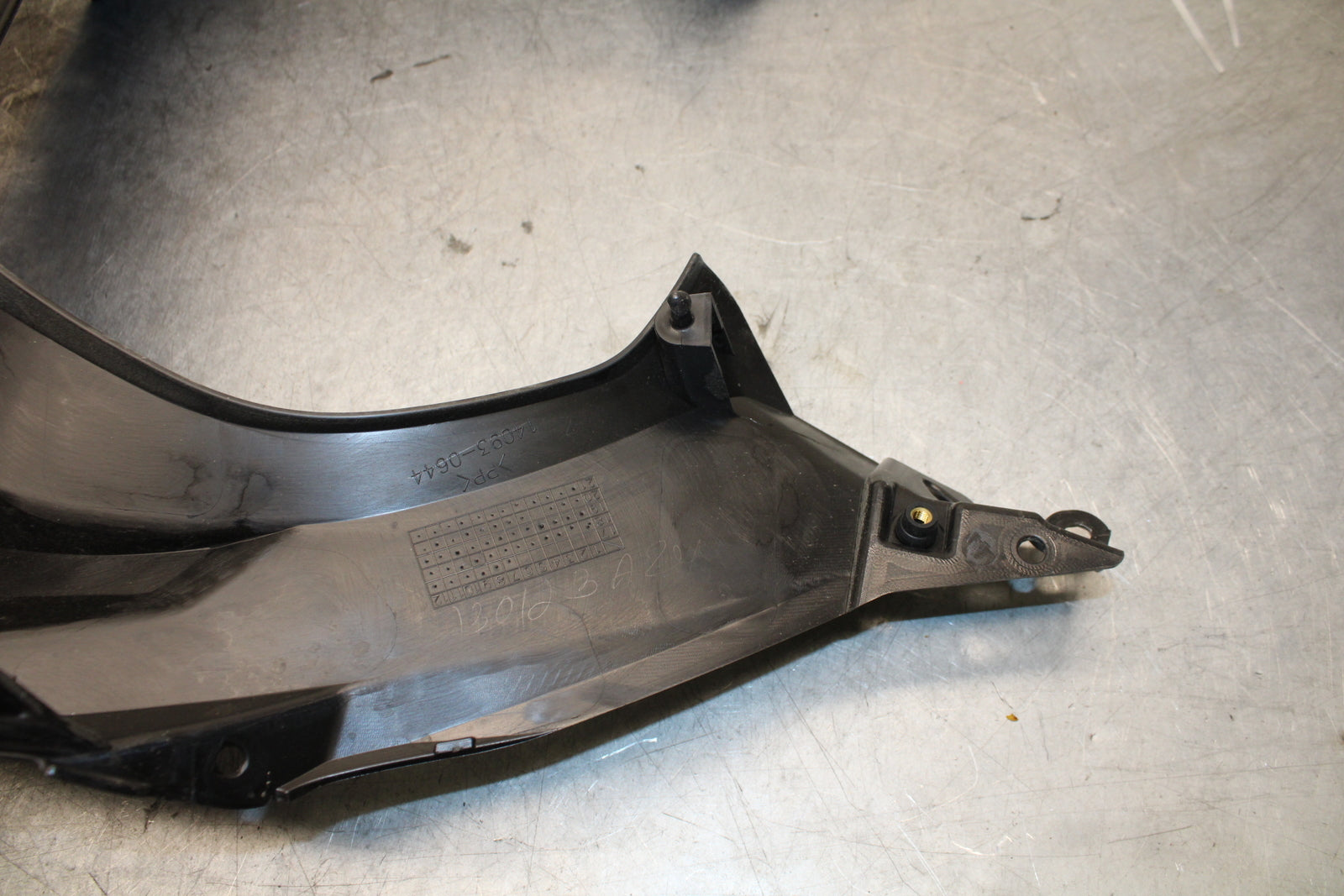 18-23 KAWASAKI NINJA 400 FRONT CENTER COWL FAIRING BB660