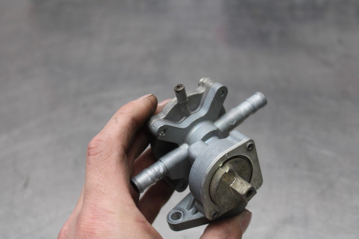 98-05 HONDA SUPER HAWK 1000 VTR1000F FUEL TANK PETCOCK SHUT ON OFF VALVE BB924