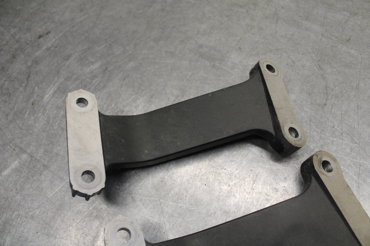 05-06 YAMAHA ROYAL STAR REAR PASSENGER FOOT STEP MOUNT BRACKET BB697