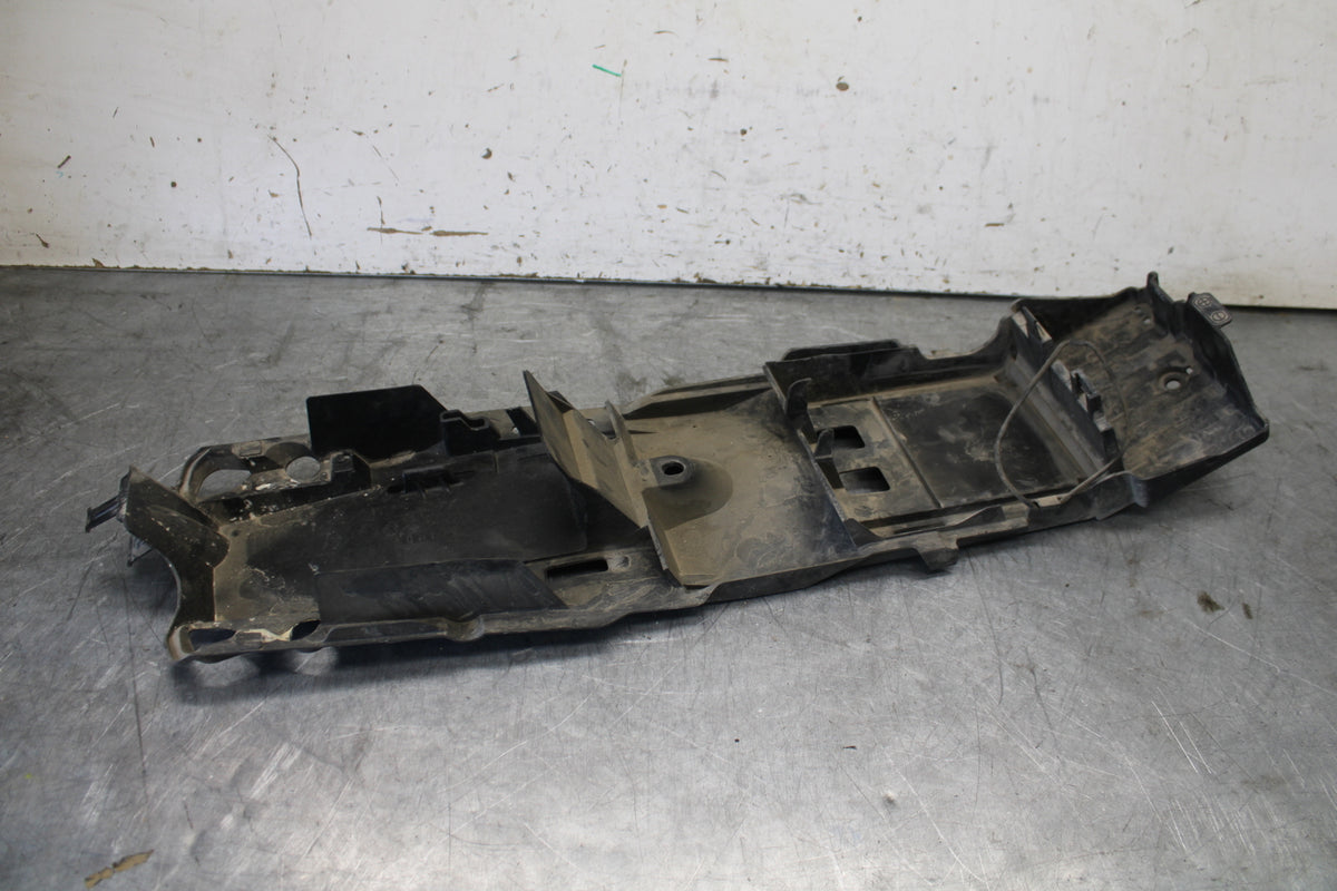 06-07 SUZUKI GSXR 600 REAR BACK TAIL UNDERTAIL BATTERY TRAY PLASTIC BB694