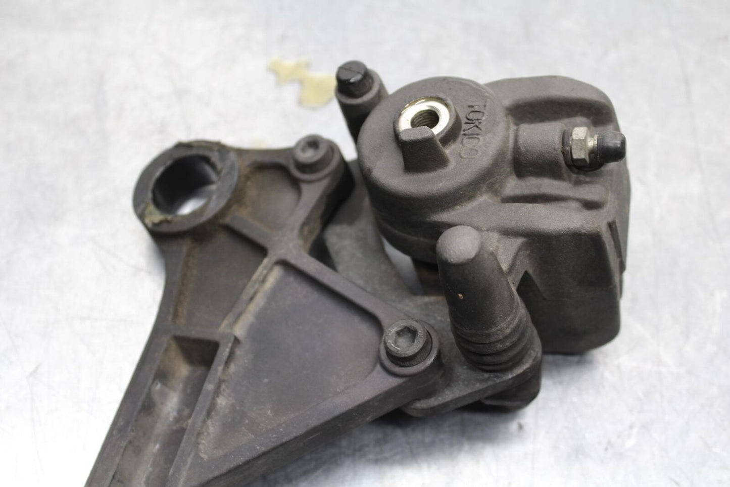 2011 Kawasaki Ninja ZX6R ZX600R REAR BACK BRAKE CALIPER W MOUNT BRACKET BB587