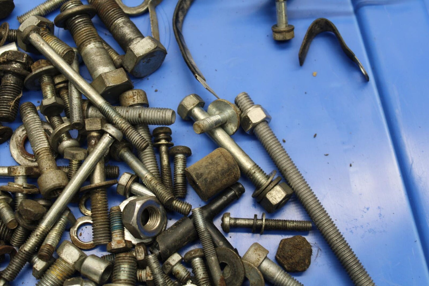 75 SUZUKI GT 550 MISC.MOUNTING BOLTS HARDWARE MOTOR SCREWS BB67
