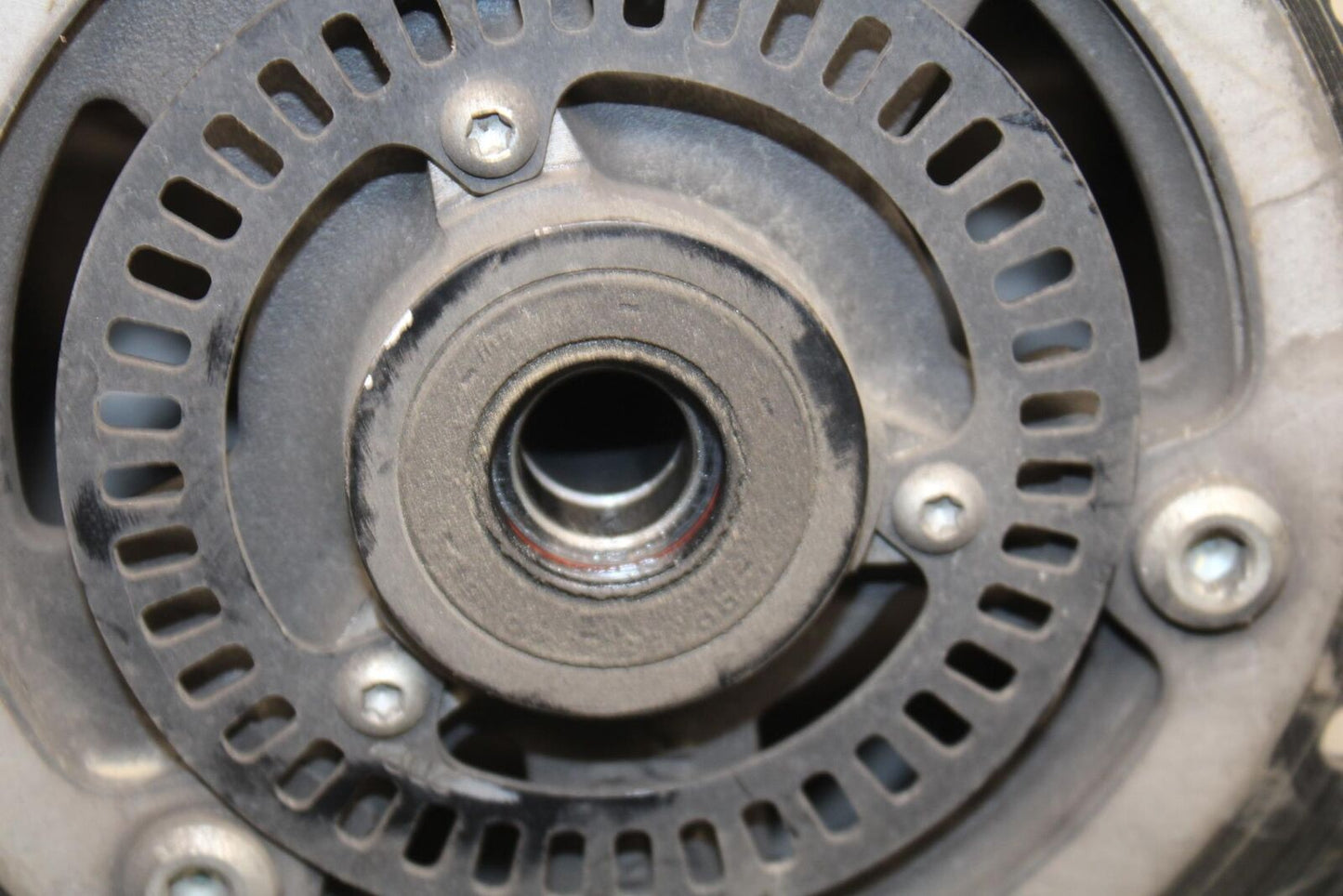 19-21 YAMAHA YZF R3 REAR WHEEL AND ROTOR BACK BRAKE DISC BB588