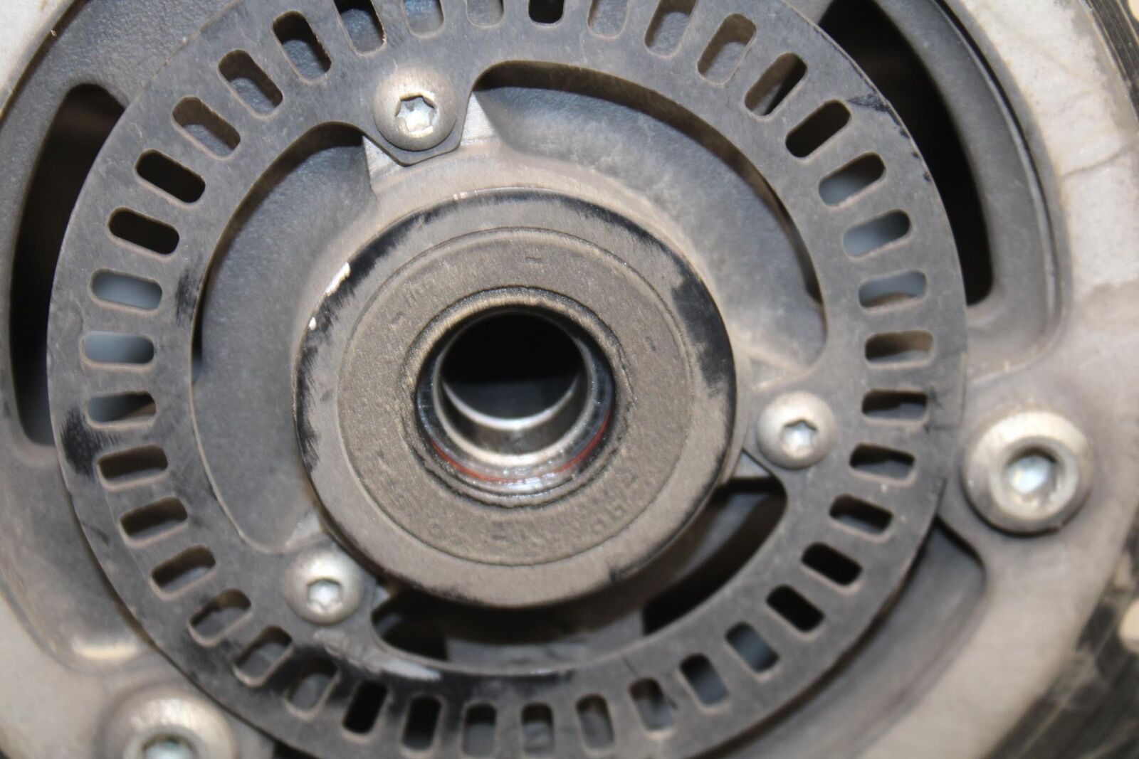 19-21 YAMAHA YZF R3 REAR WHEEL AND ROTOR BACK BRAKE DISC BB588