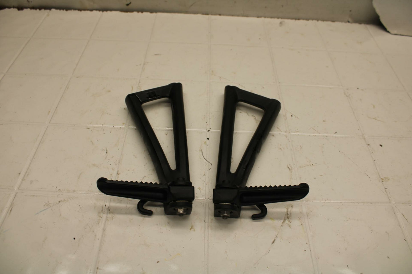 08-16 YAMAHA YZF R6 REAR BACK PASSENGER PEG SET PAIR BB406