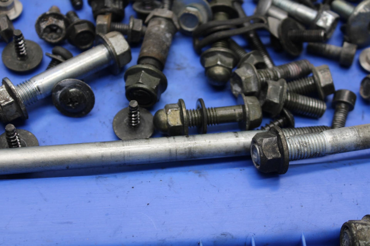 04-09 SUZUKI GS 500 FH GS500F LEFTOVER MOUNTING BOLTS HARDWARE MOTOR  BB97