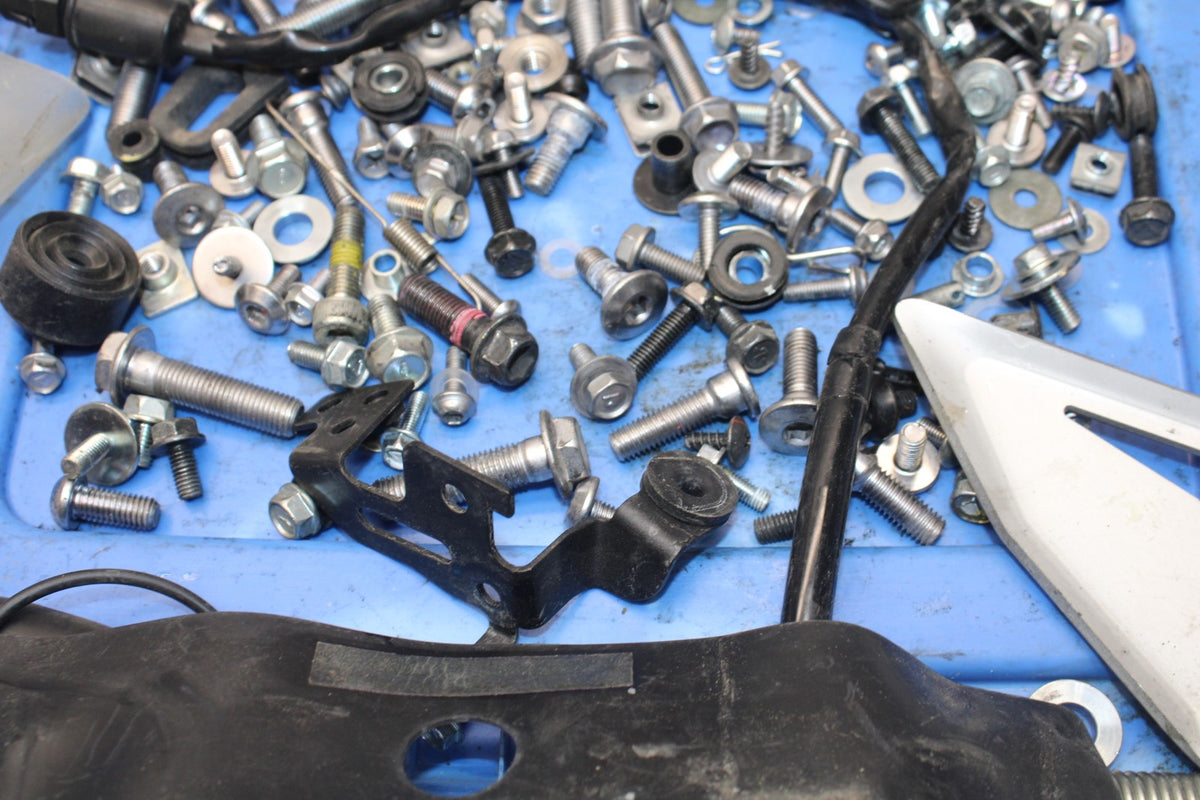 18-26 KAWASAKI Z400 ENGINE MOUNTING BOLTS HARDWARE MOTOR SCREWS BB852