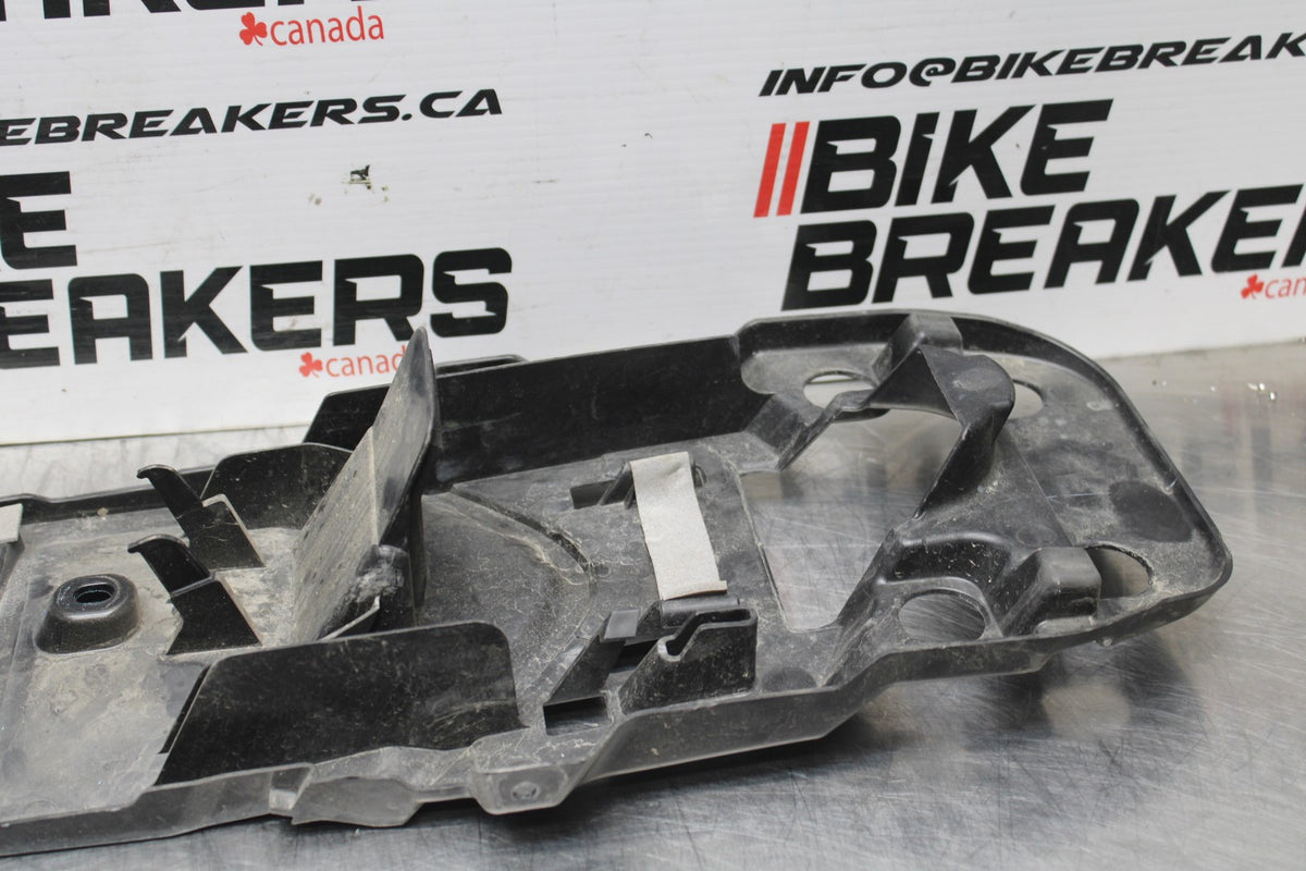 08-10 SUZUKI GSXR 600 REAR BACK TAIL UNDERTAIL BATTERY TRAY PLASTIC BB835