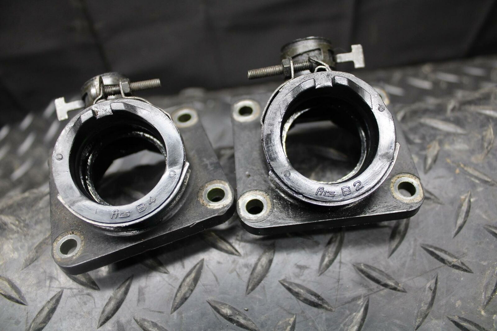 2004 Yamaha Banshee 350 YFZ350 CARB CARBURETOR INTAKE MANIFOLD BB232