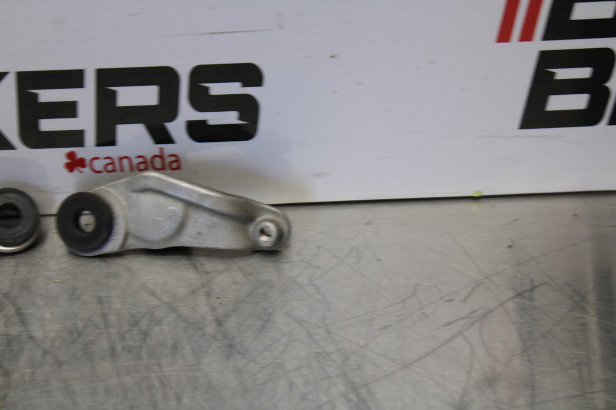 04-05 YAMAHA YZF R1 FRONT GAS TANK BRACKET SET MOUNT  BB173