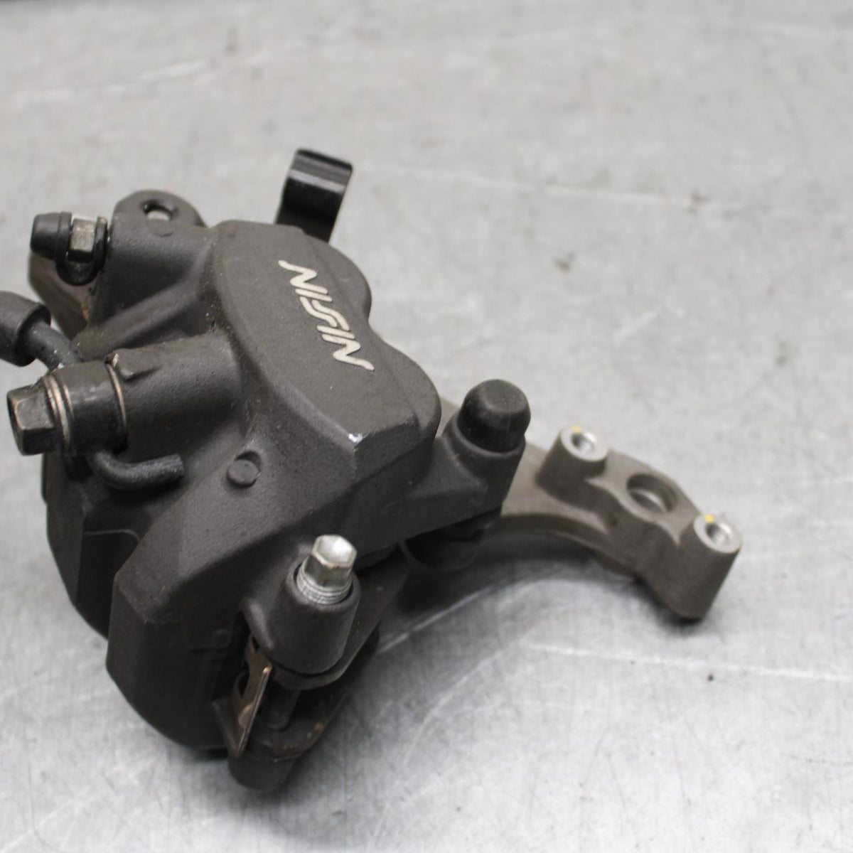 15-18 HONDA CB300FA FRONT BRAKE CALIPER WITH MOUNT BRACKET BB646