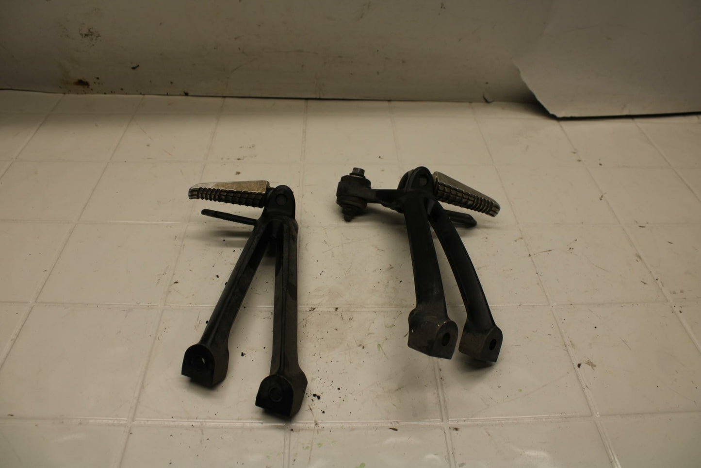 08-10 SUZUKI GSXR750 REAR BACK PASSENGER PEG SET PAIR BB396
