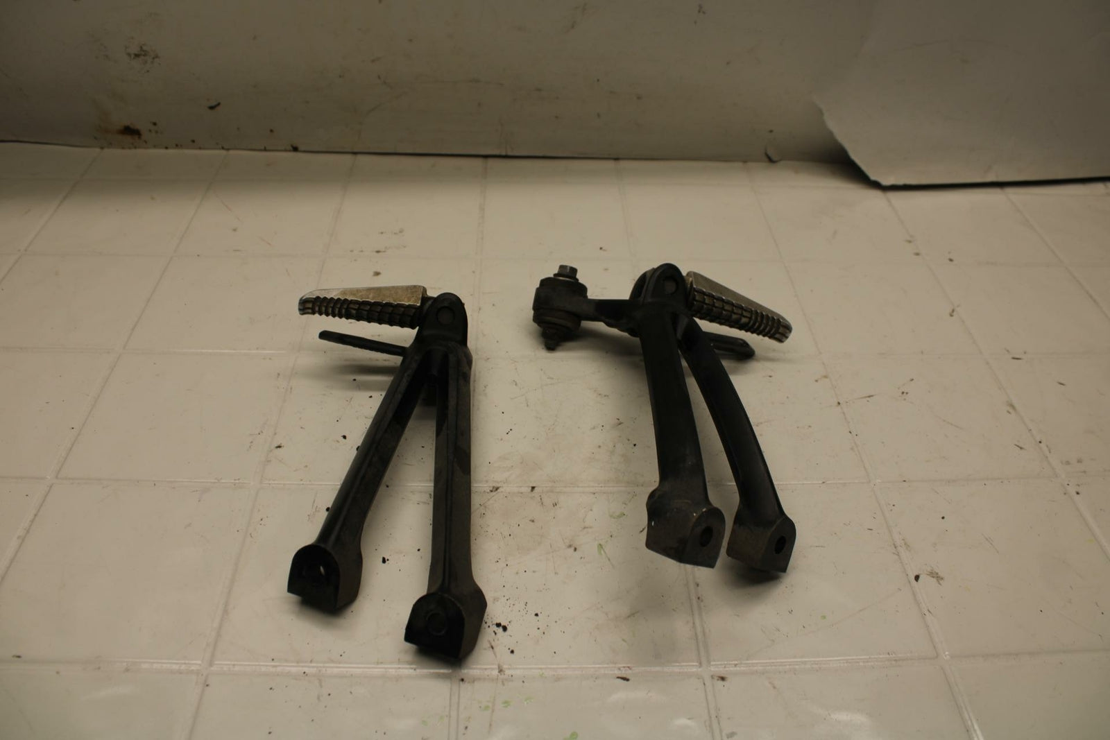 08-10 SUZUKI GSXR750 REAR BACK PASSENGER PEG SET PAIR BB396