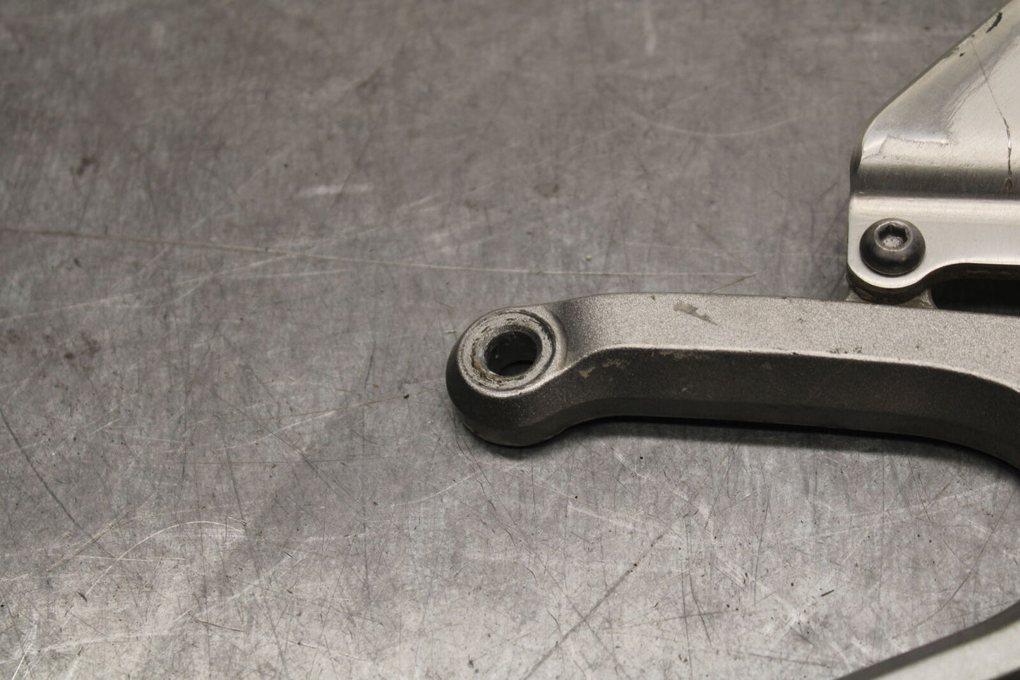 07-08 YAMAHA YZF R1 LEFT REARSET REAR SET DRIVER FOOT PEG BRACKET MOUNT BB724