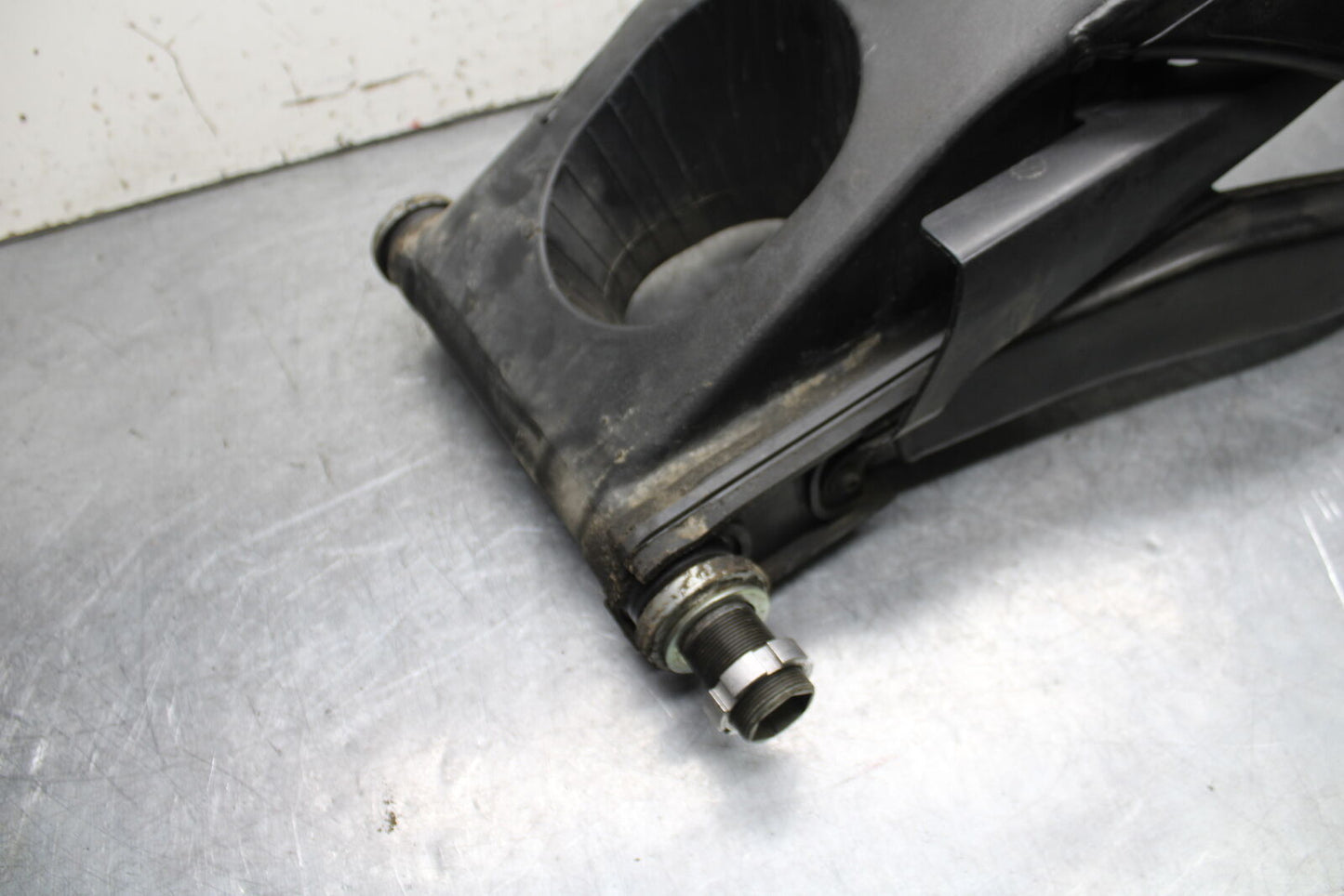 06 YAMAHA YZF R6 REAR SWINGARM BACK SUSPENSION SWING ARM BB716