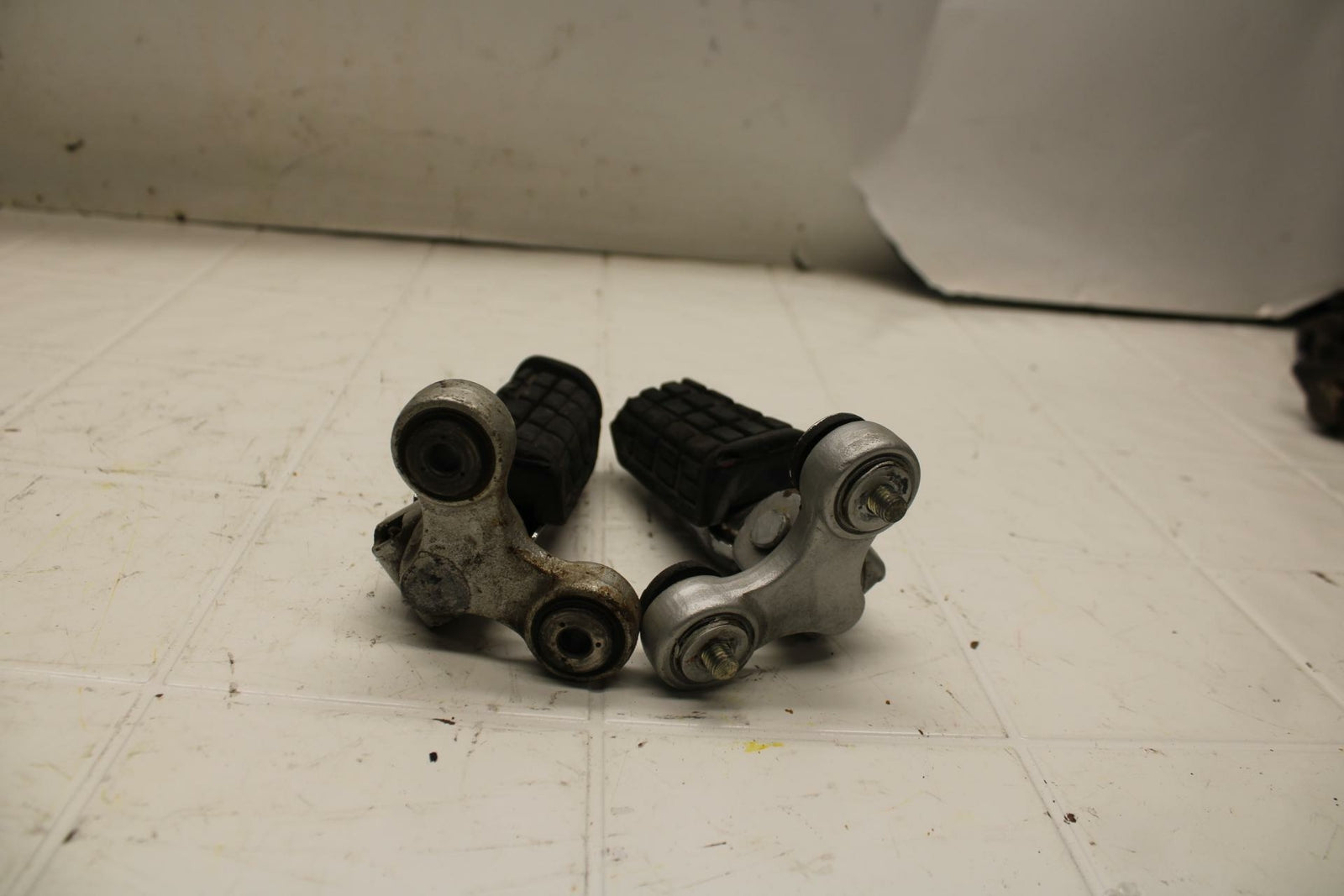91-96 YAMAHA FJ1200A ABS FRONT FOOT RESTS PEGS STEPS SET PAIR BB07