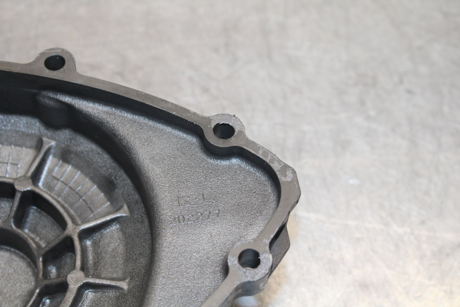 09-14 YAMAHA YZF R1 STATOR MAGNETO ALTERNATOR COVER 14B-15411-00-00 BB118