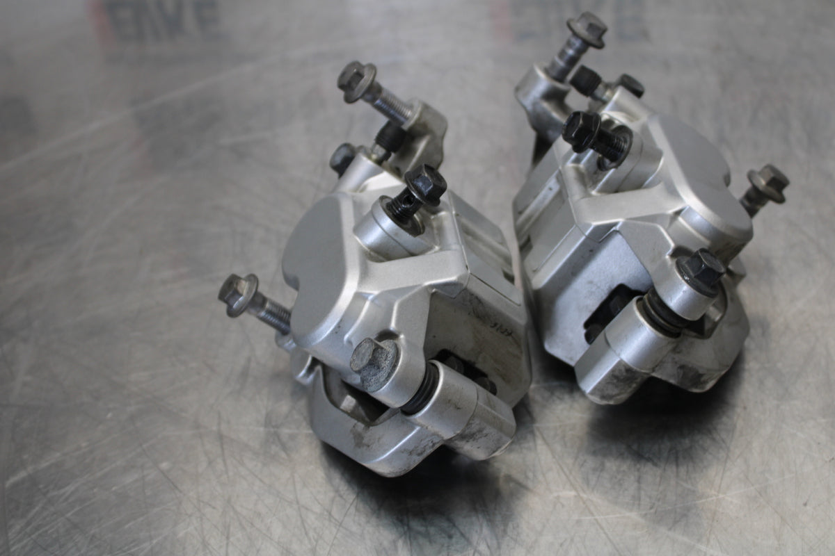 09 YAMAHA ROYAL STAR XVZ1300TF VENTURE RIGHT LEFT FRONT BRAKE CALIPER SET BB151