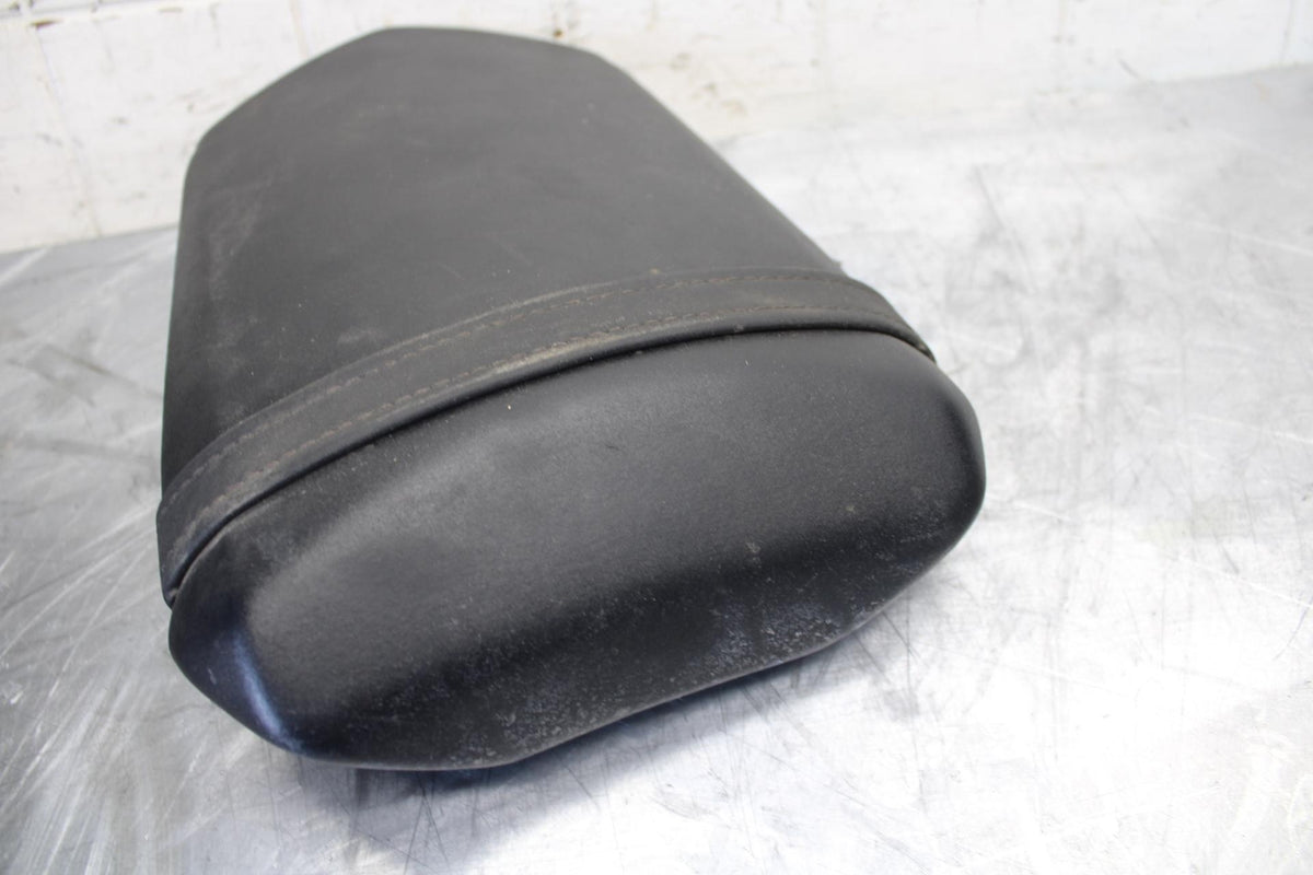 04-06 YAMAHA YZF R1 REAR BACK PASSENGER TANDEM SEAT PAD SADDLE PILLION BB491