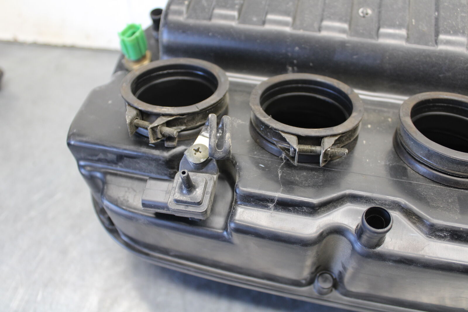 04 SUZUKI GSXR600 AIRBOX AIR INTAKE FILTER BOX 13700-29G00  BB676