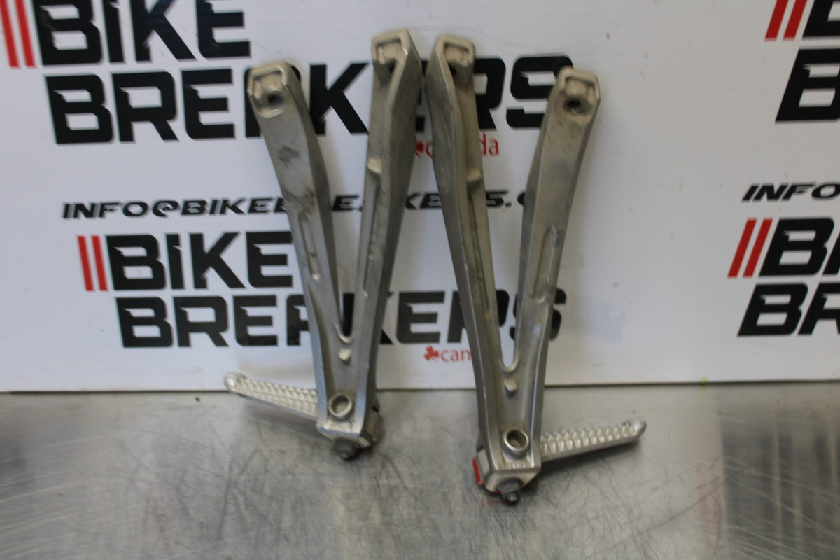 04-05 YAMAHA YZF R1 REAR BACK PASSENGER PEG SET PAIR BB173