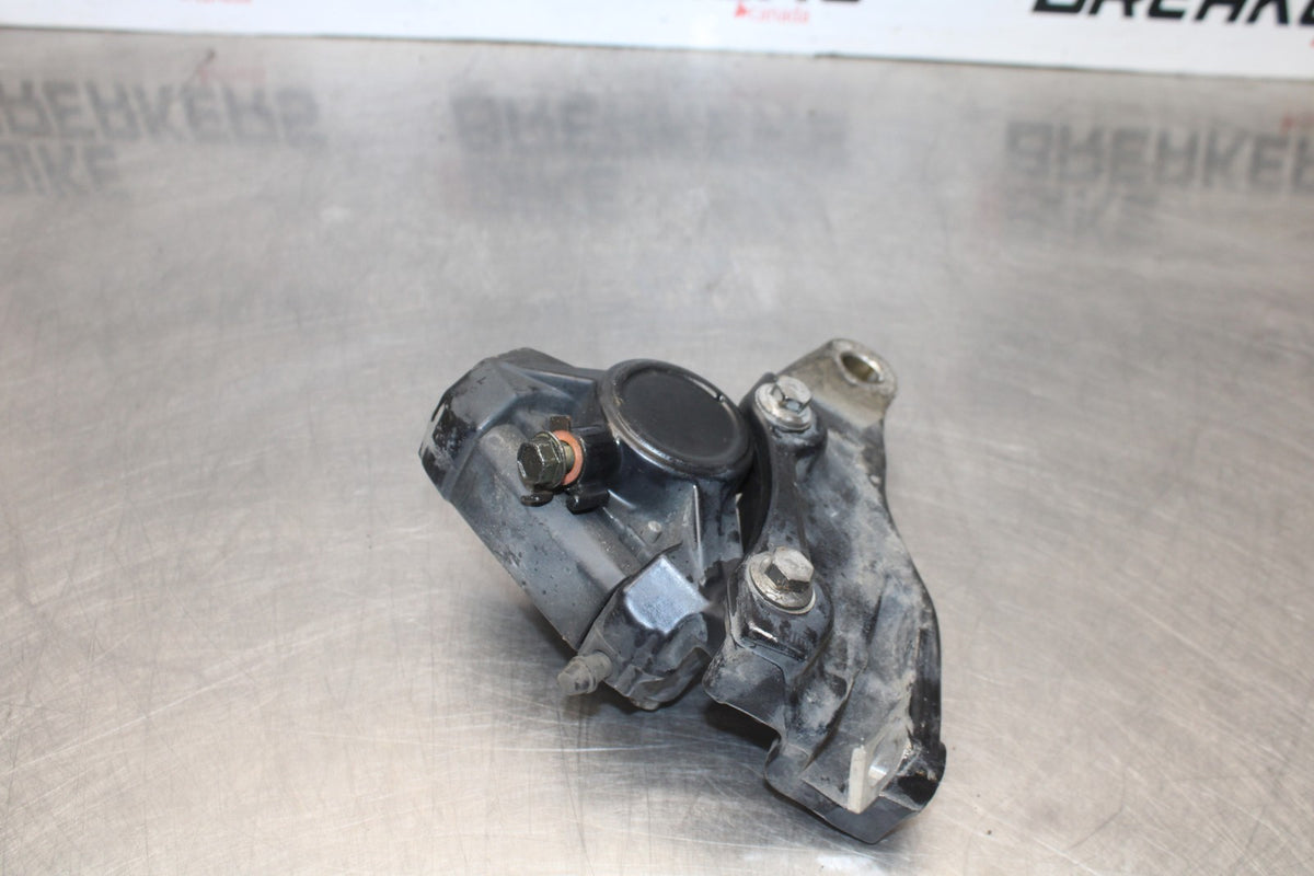 08 YAMAHA V STAR 1100 XVS1100AW CLASSIC REAR BRAKE CALIPER MOUNT BRACKET BB916