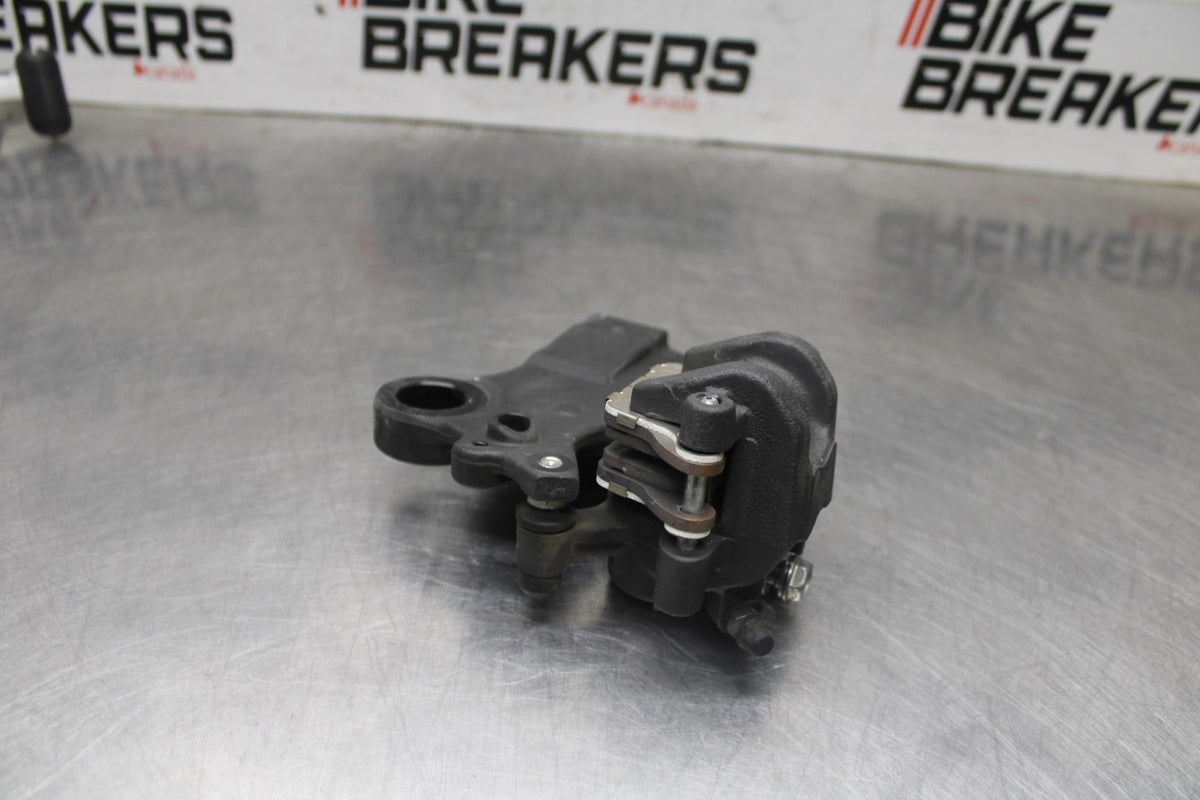 24-25 KAWASAKI NINJA ZX6R REAR BACK BRAKE CALIPER W MOUNT BRACKET BB939