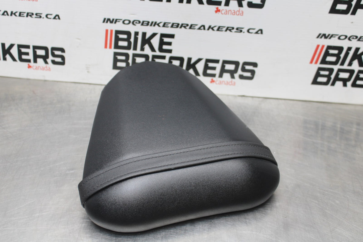 08-16 YAMAHA YZF R6 REAR BACK PASSENGER TANDEM SEAT PAD SADDLE PILLION BB856