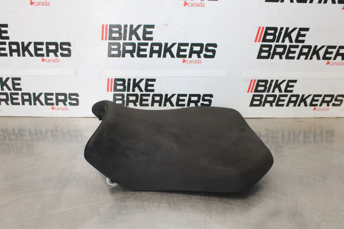 11-26 SUZUKI GSXR750 FRONT DRIVERS SEAT PAD SADDLE PILLION BB900-A