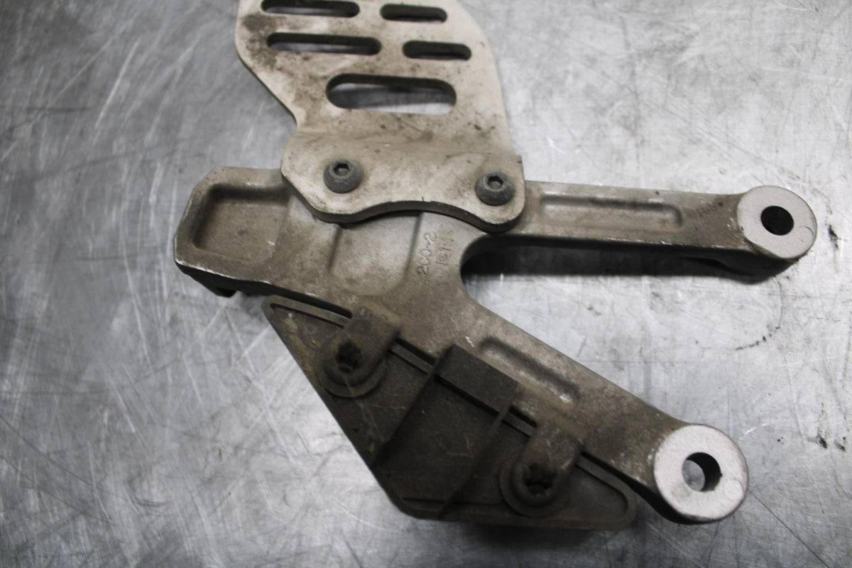 07 YAMAHA YZF R6 LEFT REARSET REAR SET DRIVER FOOT PEG BRACKET MOUNT BB495