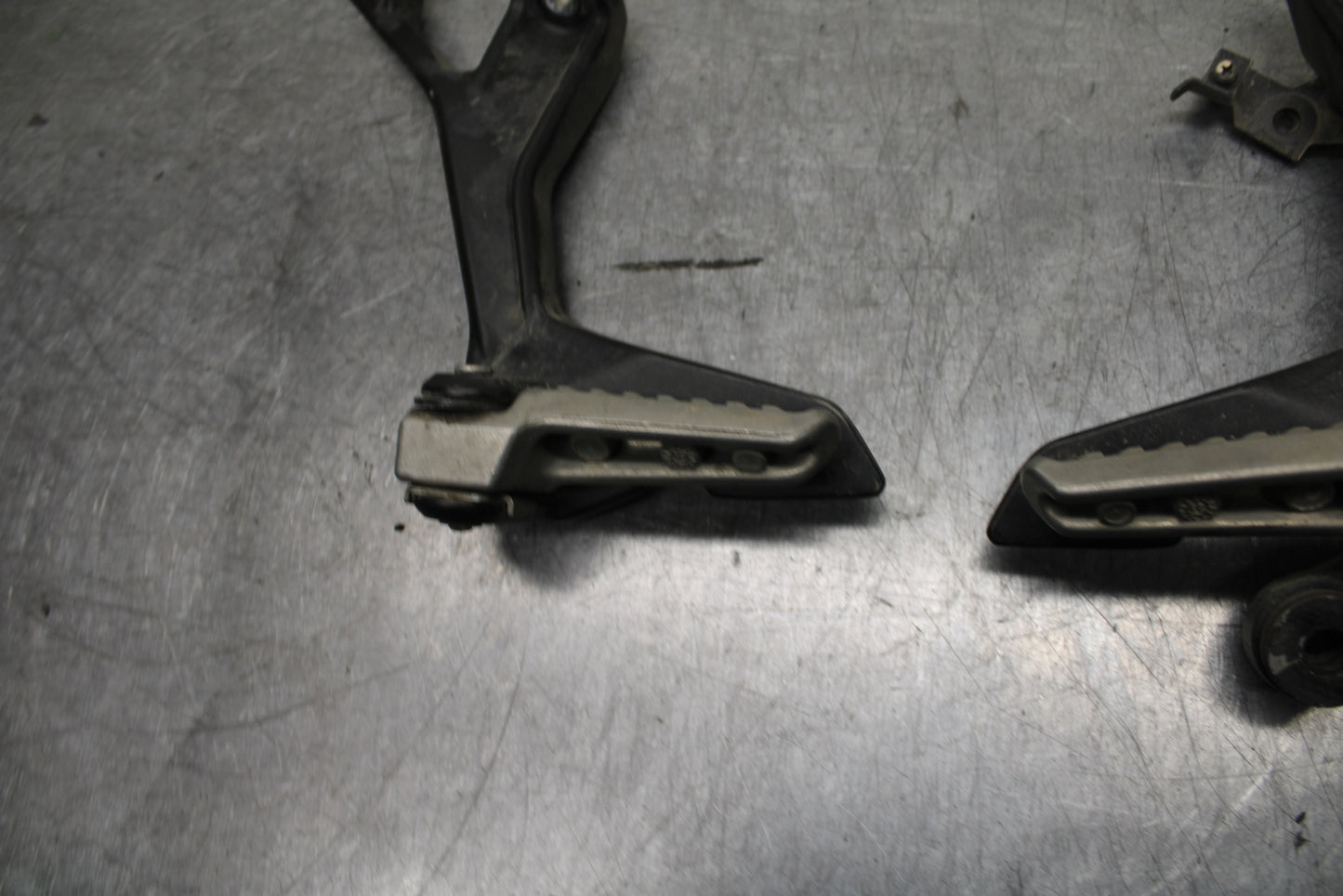 24 KAWASAKI NINJA 500 ABS REAR BACK PASSENGER PEG SET PAIR BB744