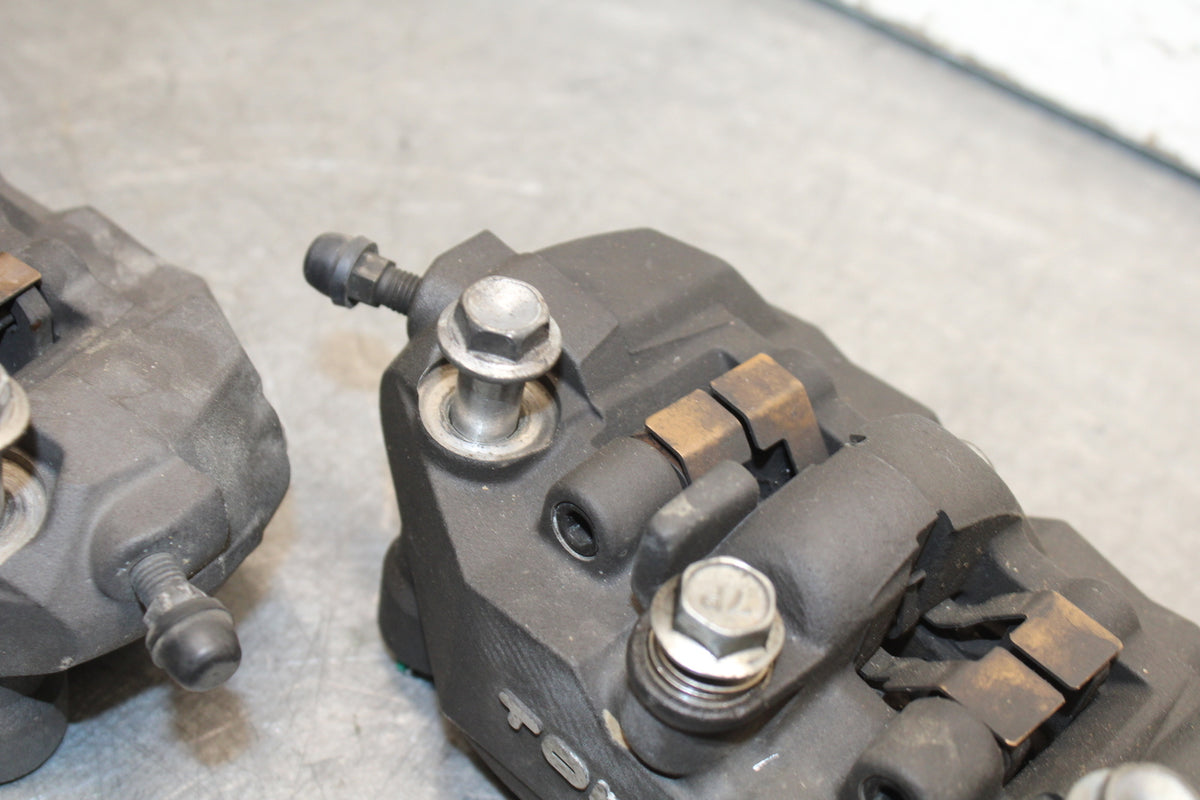06-07 SUZUKI GSXR750 RIGHT LEFT FRONT BRAKE CALIPER SET PAIR CALIPERS BB670