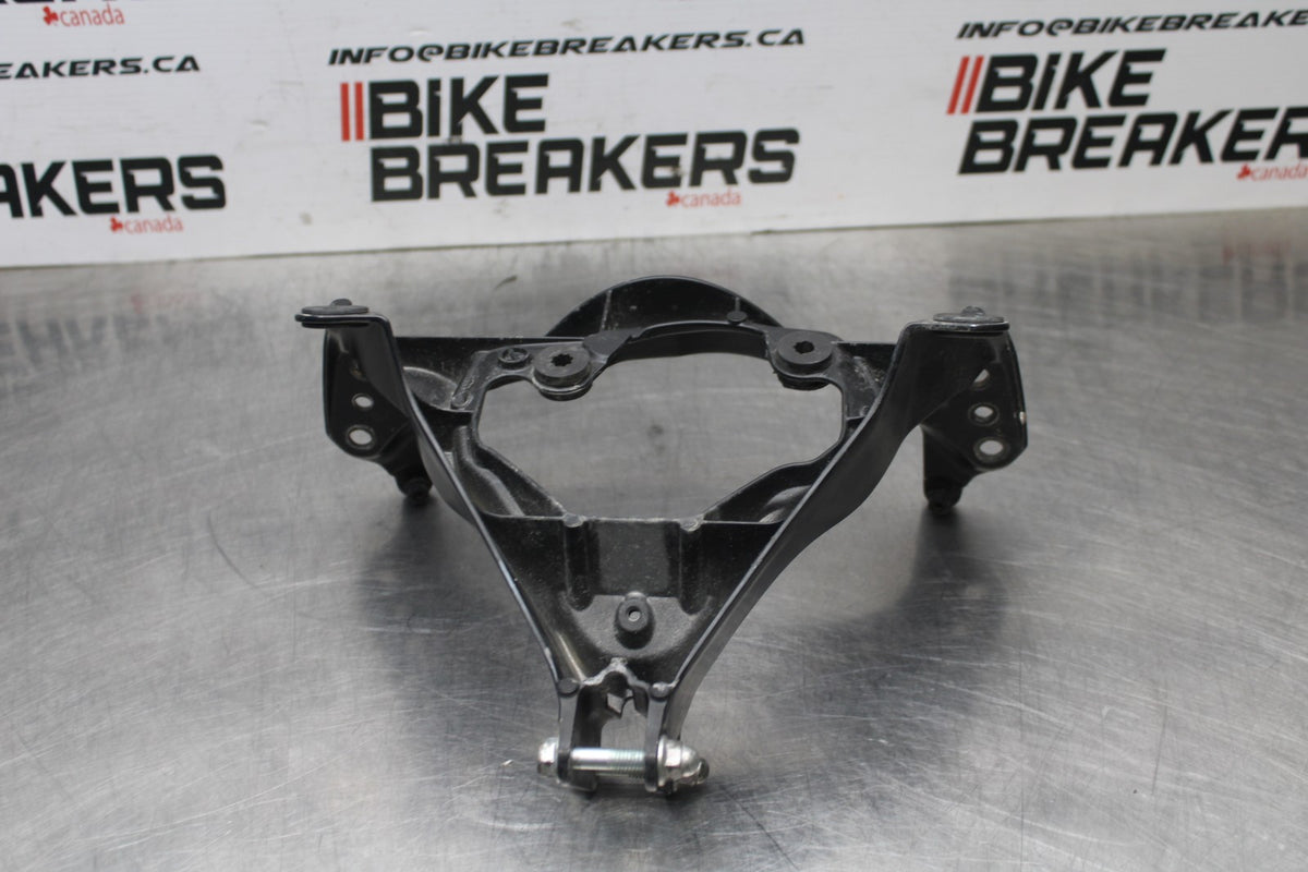 06-07 SUZUKI GSXR750 UPPER FAIRING MIRROR GAUGES STAY BRACKET BB811