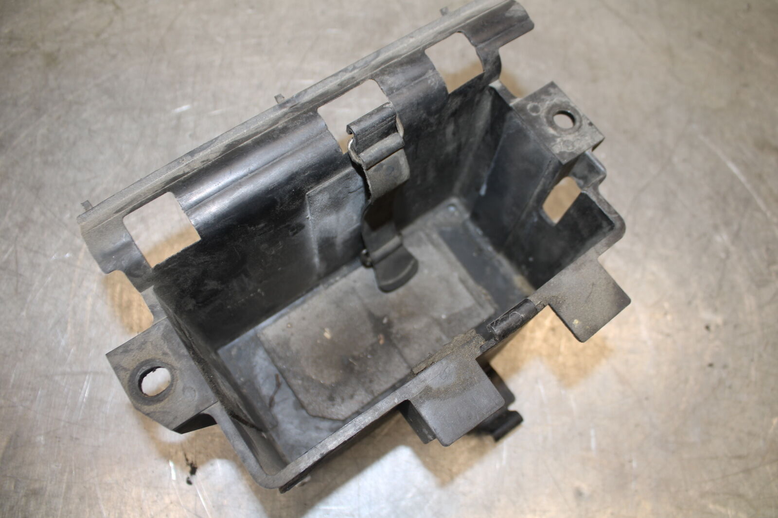 05-06 YAMAHA ROAD STAR XV1700A BATTERY TRAY BOX HOLDER BB703