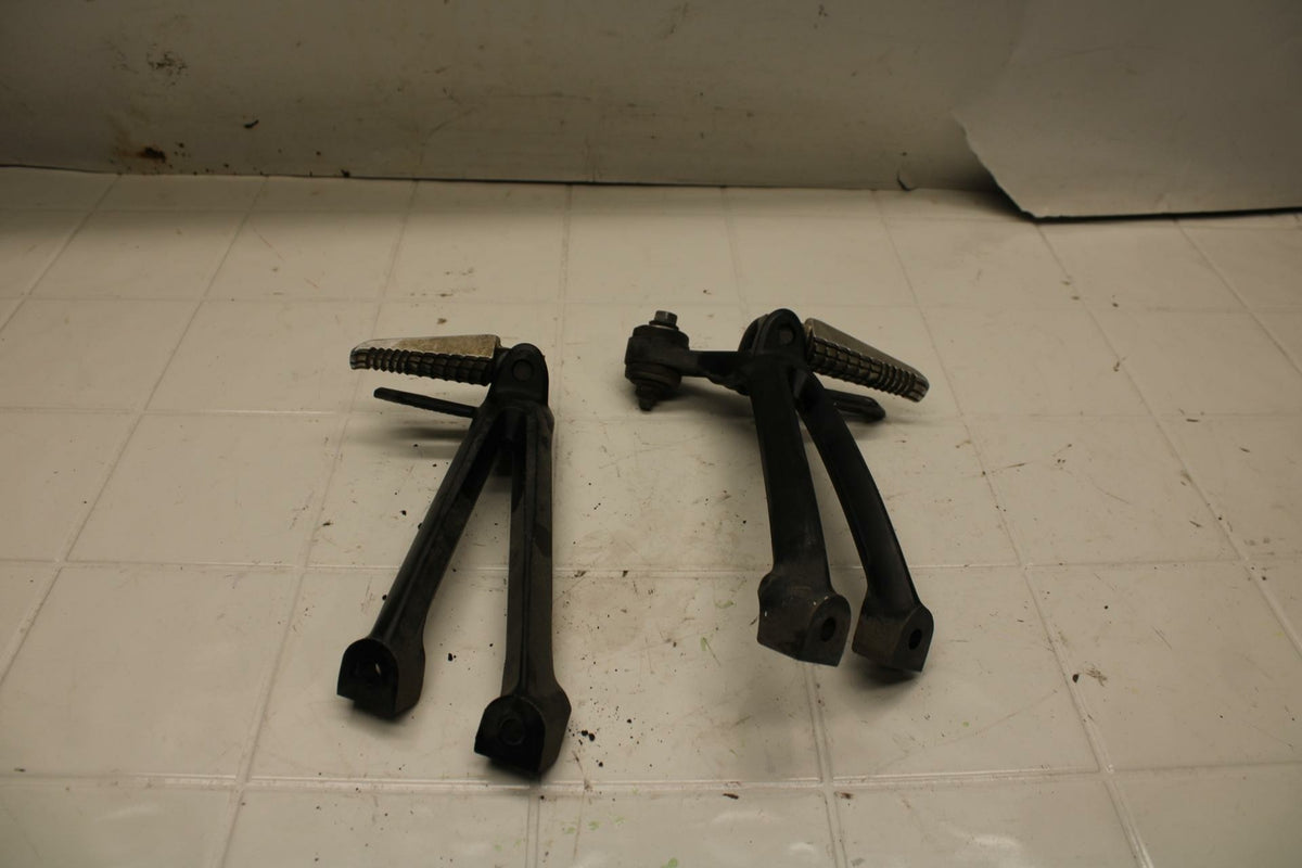 08-10 SUZUKI GSXR750 REAR BACK PASSENGER PEG SET PAIR BB396