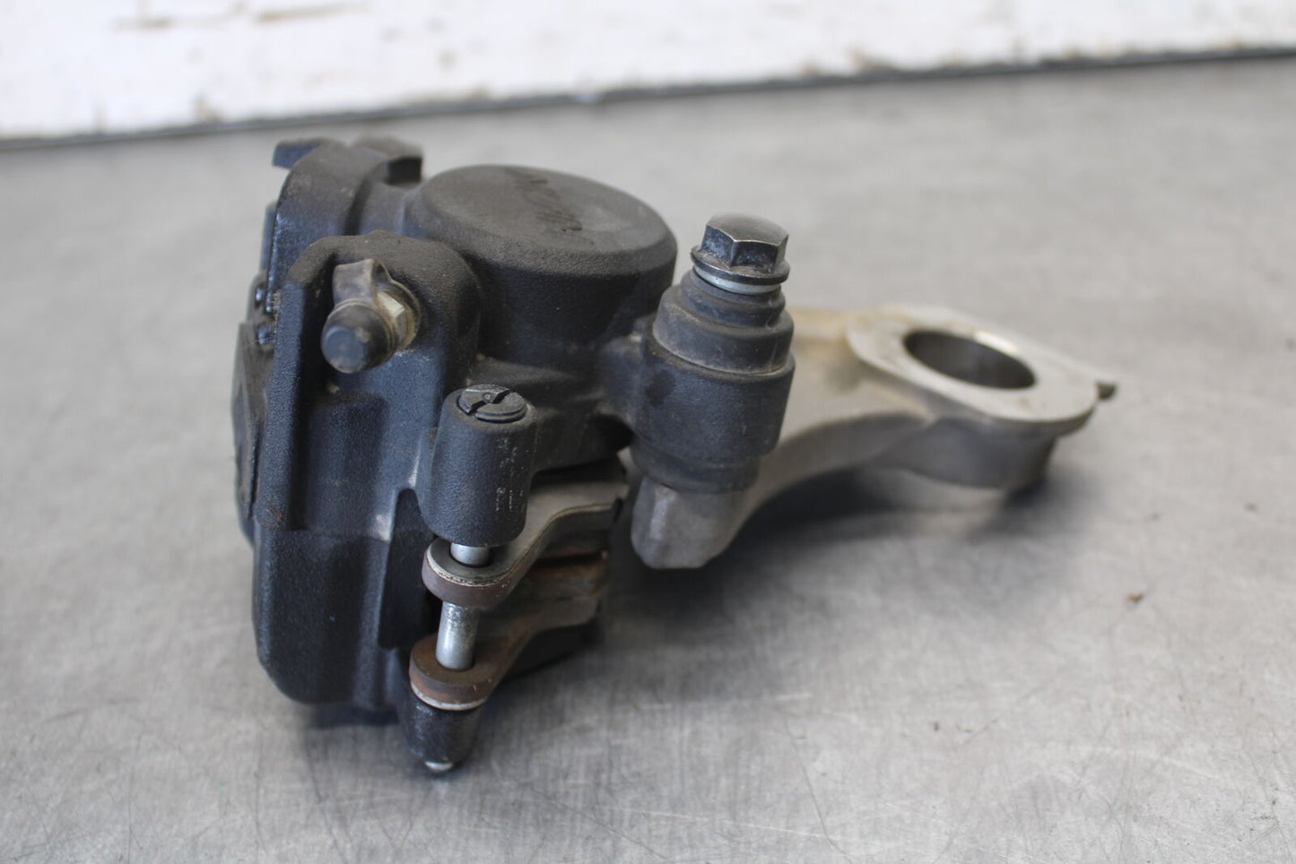 09-14 YAMAHA YZF R1 REAR BACK BRAKE CALIPER W MOUNT BRACKET BB696