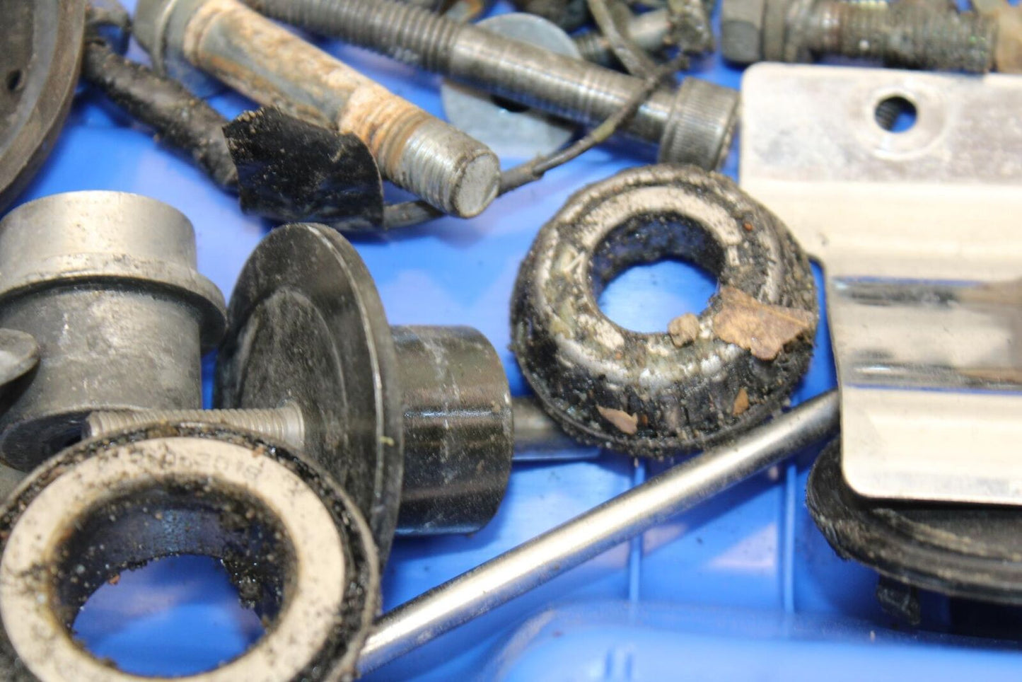 2004 Suzuki Intruder 1500 VL1500 ENGINE MOUNTING BOLTS HARDWARE MOTOR  BB573