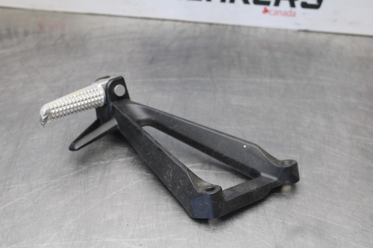 23 YAMAHA YZF R3 LEFT REAR BACK PASSENGER PEG BB147-B