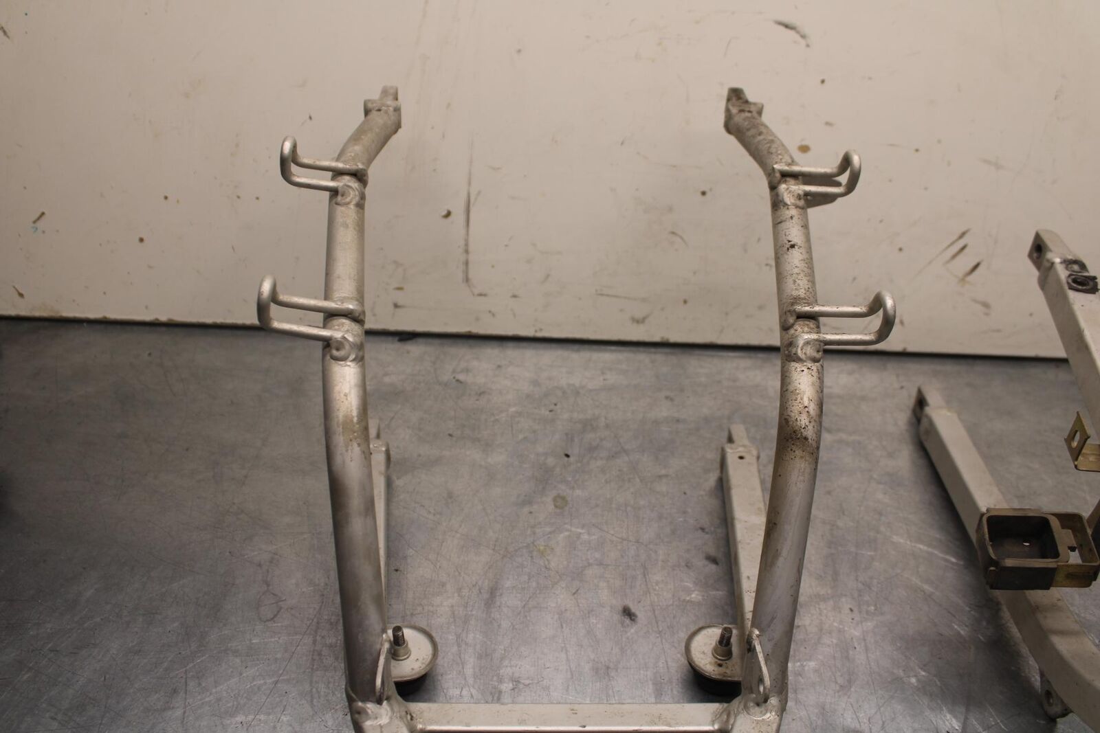 1999 Suzuki GSXR600 REAR SUBFRAME BACK SUB FRAME 41200-33E20 43980-33E20 BB608