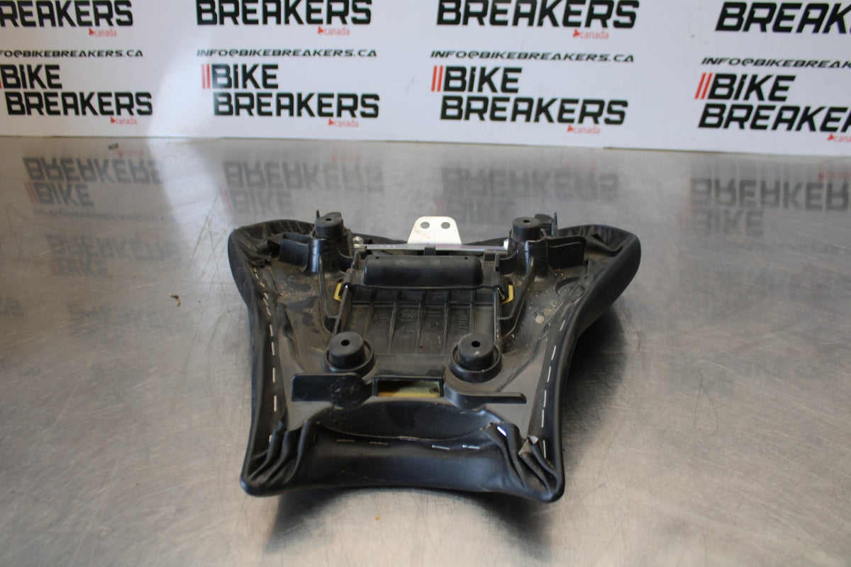 22-25 YAMAHA YZF R7 FRONT DRIVERS SEAT PAD SADDLE PILLION BB176