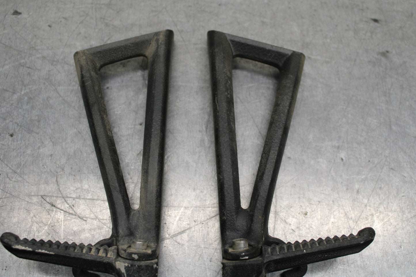 06-07 YAMAHA YZF R6 REAR BACK PASSENGER PEG SET PAIR BB742