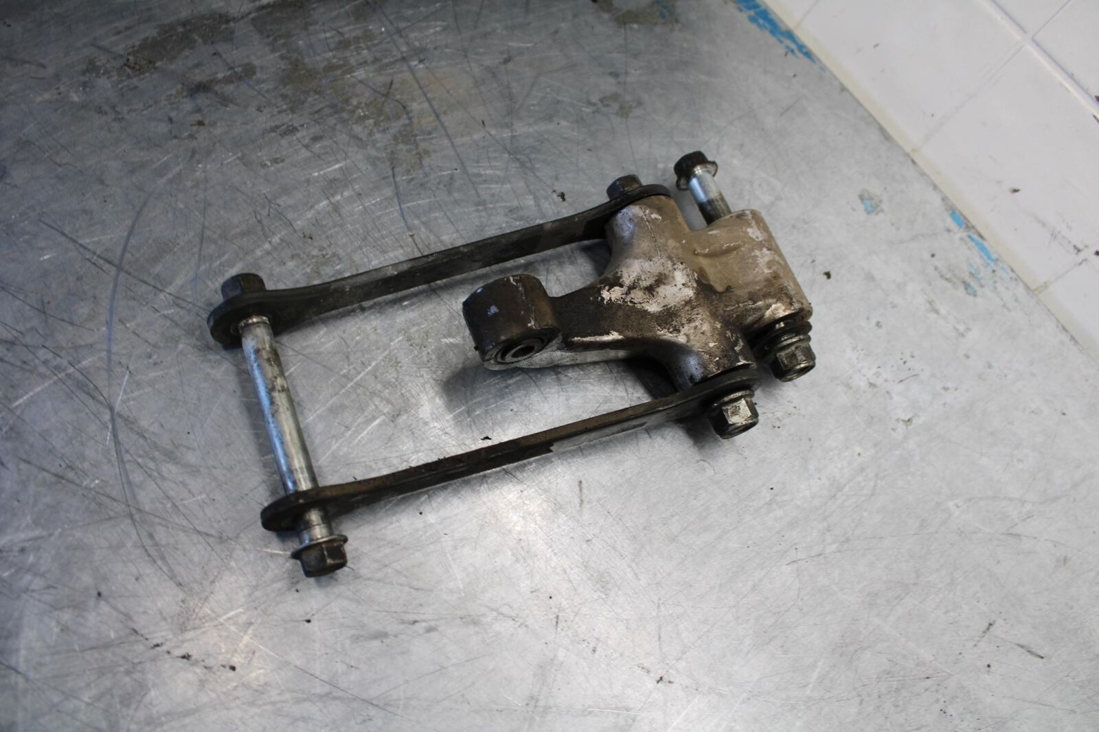 91-92 SUZUKI GSXR1100 GSXR 1100M REAR DOGBONE SHOCK LINKAGE LINK BB435
