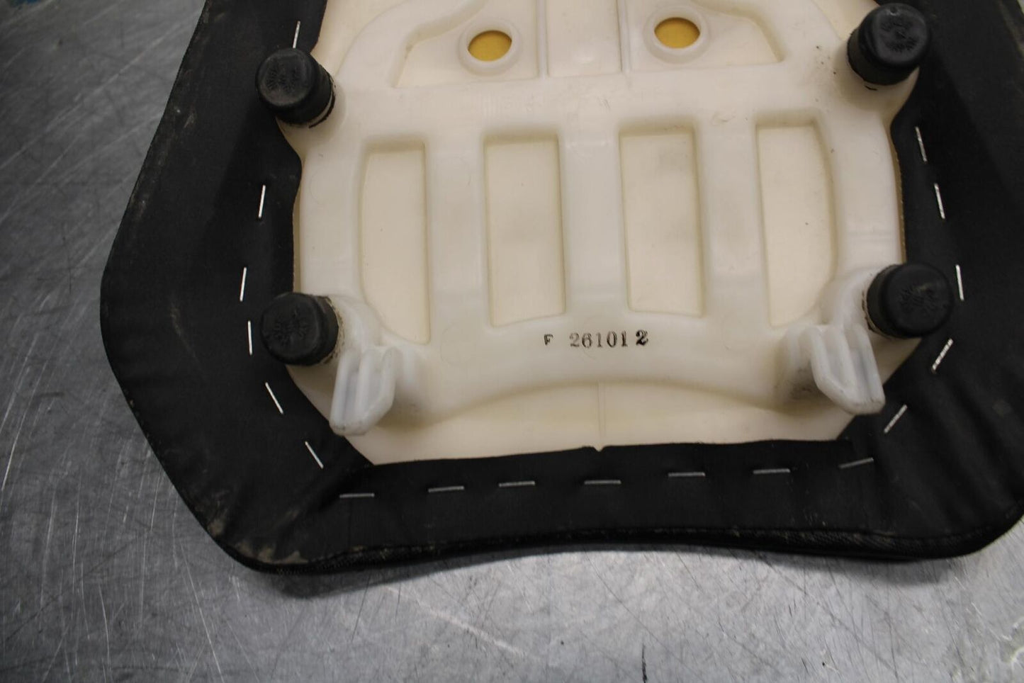 11-22 SUZUKI GSXR 600  FRONT DRIVERS SEAT PAD SADDLE  BB485